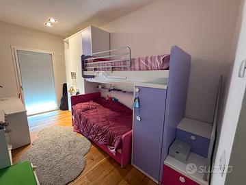 Cameretta con letto a castello e armadio