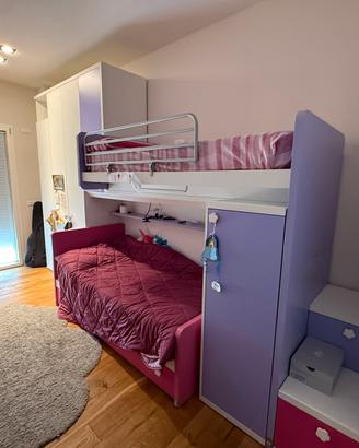 Cameretta con letto a castello e armadio