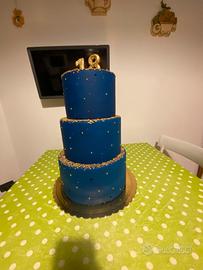 Torta  finta blu a tre piani base in polistirolo f