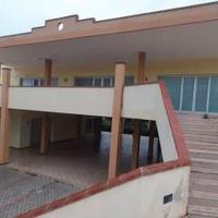 Ampio locale luminoso con quattro ingressi fronte