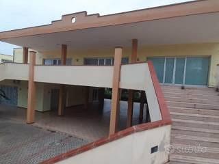 Ampio locale luminoso con quattro ingressi fronte