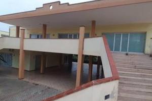 Ampio locale luminoso con quattro ingressi fronte