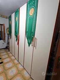 armadio a 6 ante beige e marroncino