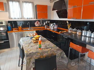 Cucina lube con elettrodomestici