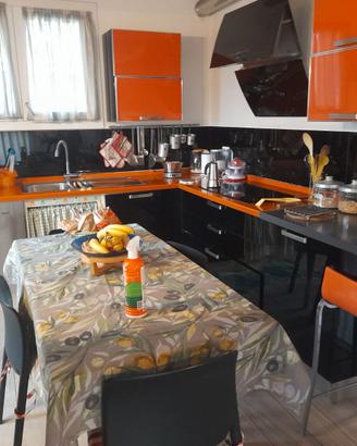 Cucina lube con elettrodomestici