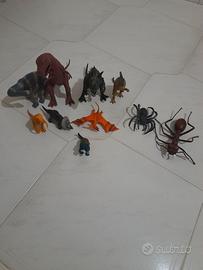 Otto dinosauri e due insetti di plastica rigida.