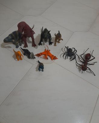 Otto dinosauri e due insetti di plastica rigida.