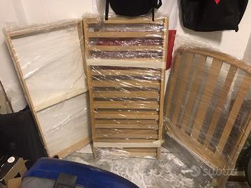 Lettino in legno con materasso