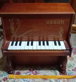 Pianola giocattolo in legno Odeon