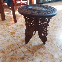Tavolino intarsiato.