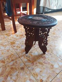 Tavolino intarsiato.