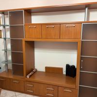 Parete attrezzata e tavolo con sedie