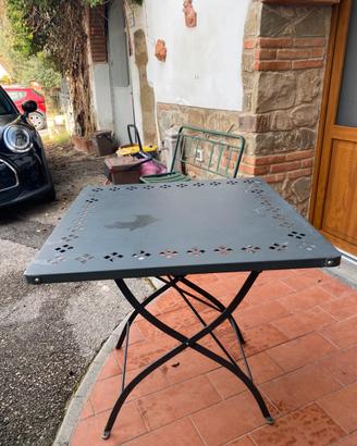 Tavolo in ferro da giardino