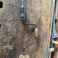 Vecchio trapano a mano