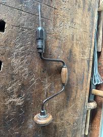 Vecchio trapano a mano