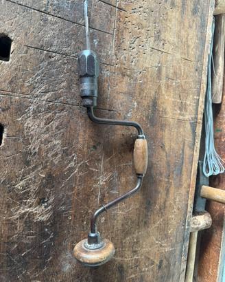 Vecchio trapano a mano