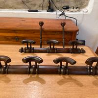 Vecchi attaccapanni in legno