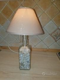 Lampada con base in vetro e sassolini