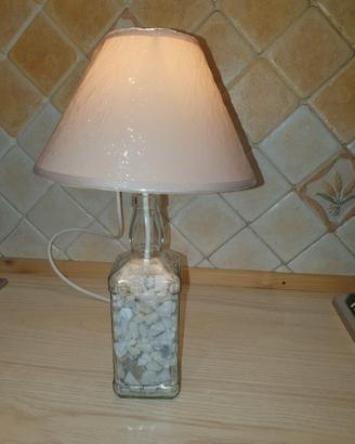 Lampada con base in vetro e sassolini