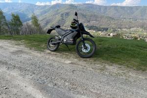 Moto elettrica da enduro pari al nuovo.