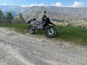 Moto elettrica da enduro pari al nuovo.