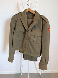 Giacca e pantaloni militari vintage.