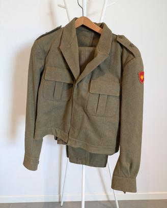 Giacca e pantaloni militari vintage.