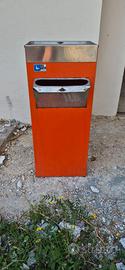 Posacenere a colonna in metallo