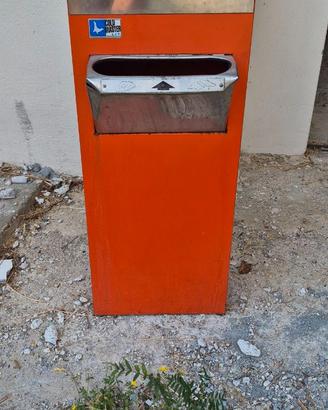 Posacenere a colonna in metallo