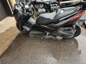 scooter x max 300 incidentato