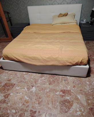 letto matrimoniale con cassetti e specchio 
