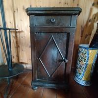 Comodino in legno da restaurare