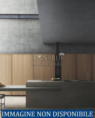 Casa indipendente di 200 m² con 5 locali e box aut