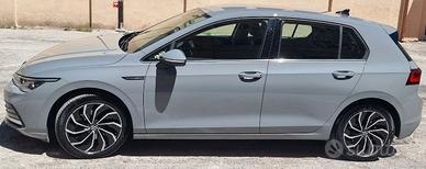 Volkswagen Golf 8 Style 1.5 TGI 130 CV DSG – 2021