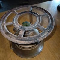 Vecchi fornellino da campo e contenitore