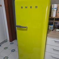 Smeg, frigorifero con vano congelatore.