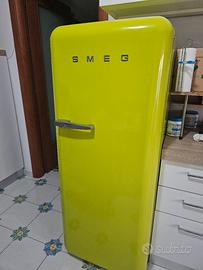 Smeg, frigorifero con vano congelatore.
