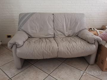 Divano in pelle grigio