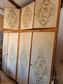 Guardaroba vintage in legno