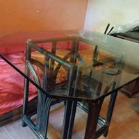 Tavolo di cristallo con base di legno