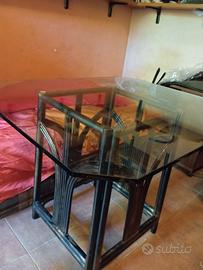 Tavolo di cristallo con base di legno