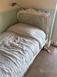 Letto antico in legno