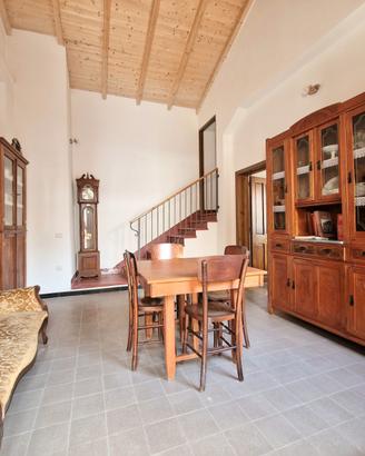 Ampia casa singola bilivelli con ampio cortile