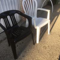 Tre sedie in plastica