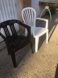 Tre sedie in plastica