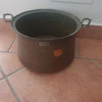 Vecchio porta vaso in rame paiolo pentola.

