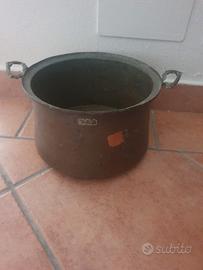 Vecchio porta vaso in rame paiolo pentola.

