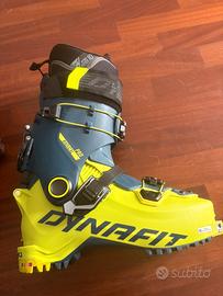 Scarponi da sci e pantaloni da sci