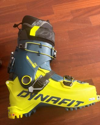 Scarponi da sci e pantaloni da sci