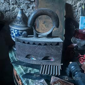 Antico Ferro da stiro a carbone